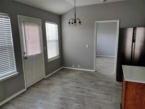 Building Photo - 14930 Sugarhollow Dr