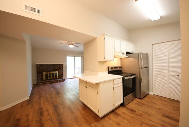 Building Photo - All Electric Second Floor Garden Condo for Rent in Wildwood