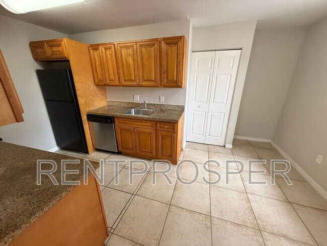 Building Photo - 4031 Versailles Dr