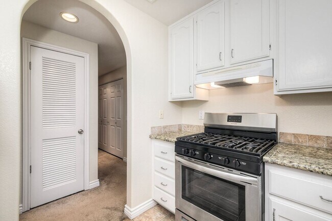 Building Photo - 2Bed/2Bath End Unit in Gated Community~ Ra...