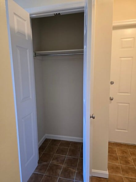 Building Photo - 800 Thomas Ct