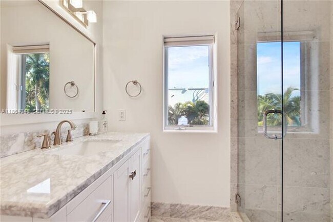 Building Photo - 257 N Coconut Ln