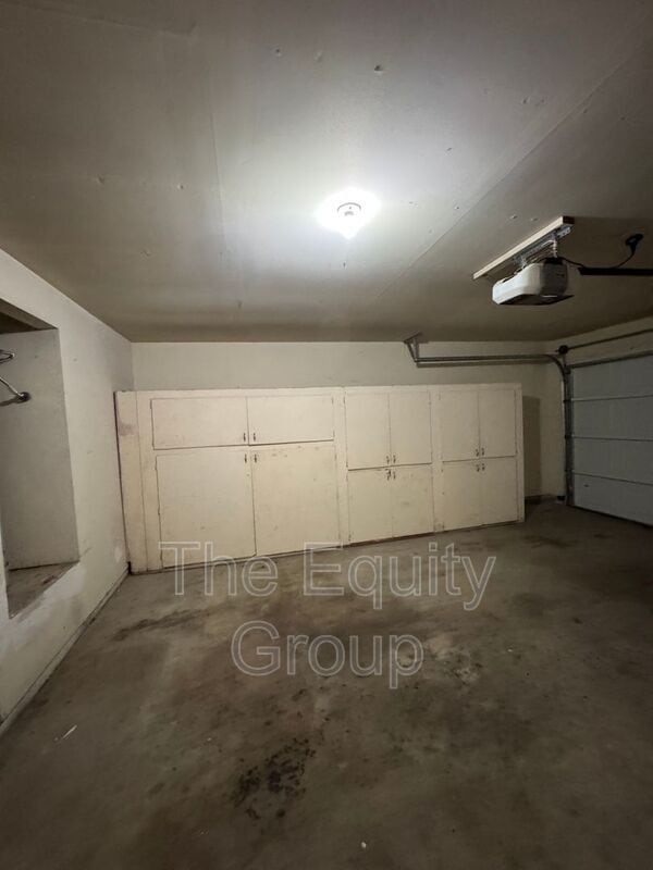 Building Photo - 722 S Linwood St