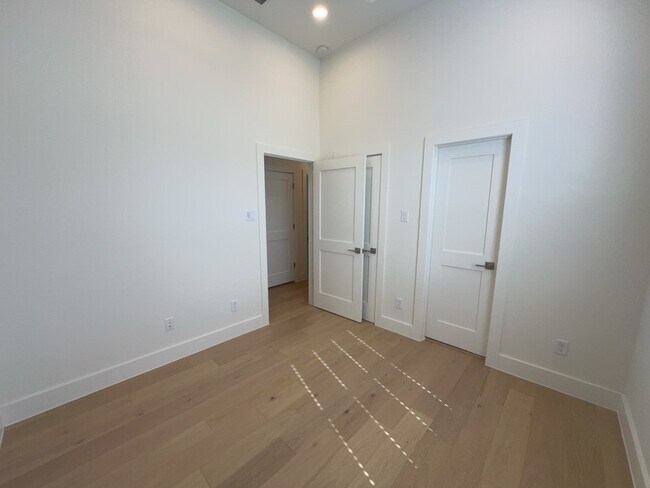 Building Photo - 10607 Enclave Shadows Ct