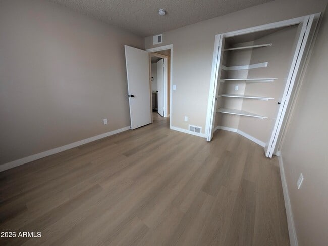 Building Photo - 533 W Guadalupe Rd