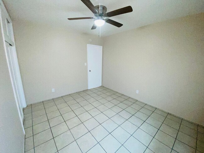 Building Photo - E Washington Ave Triplex