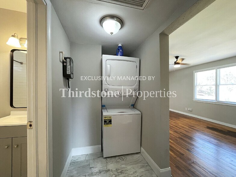 Building Photo - 4528 Polaris St