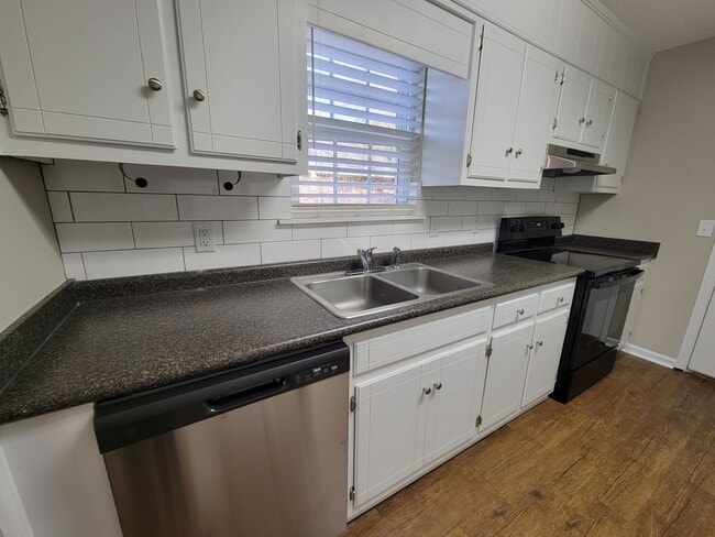 Building Photo - 014 University Ct