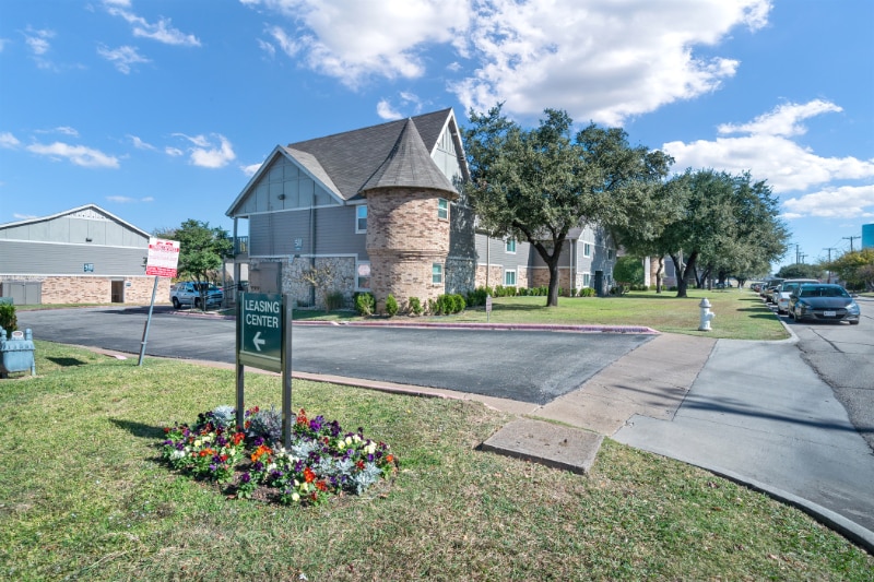 Building Photo - 2835 Villa Creek Dr
