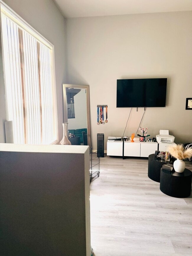 Building Photo - Spacious Townhome, Close to Fort Riley!
