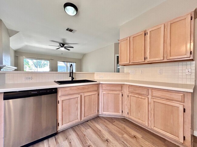 Building Photo - 3/BR 2/BA Home with Natural Light, Big Bac...