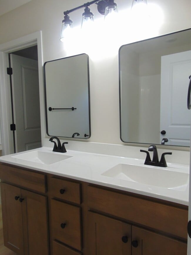 Building Photo - New Modern 3 Bed 2 Bath House