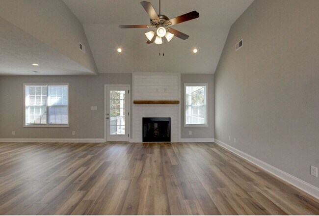 Building Photo - Luxury Home