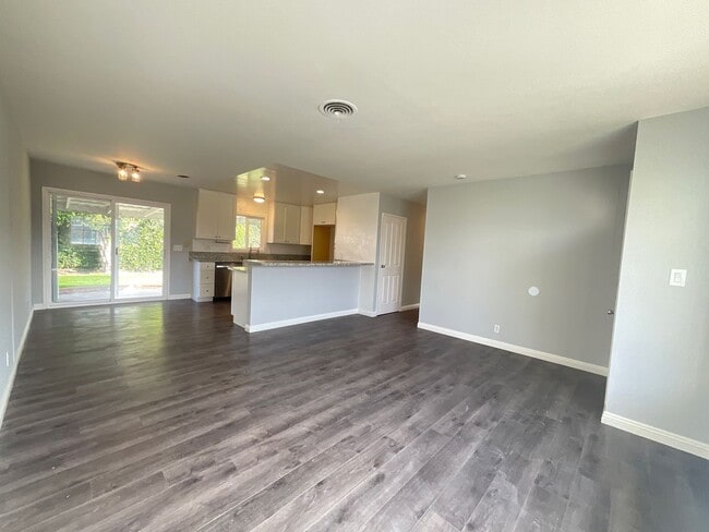 Building Photo - 3 Bedroom 2 Bathroom Single Story Home