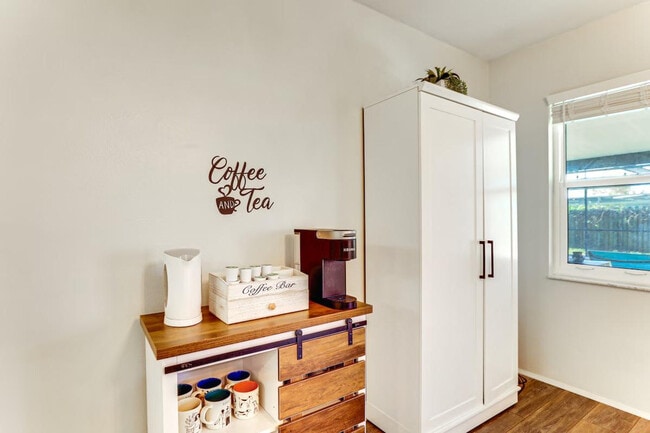 Building Photo - 3310 Siesta Dr