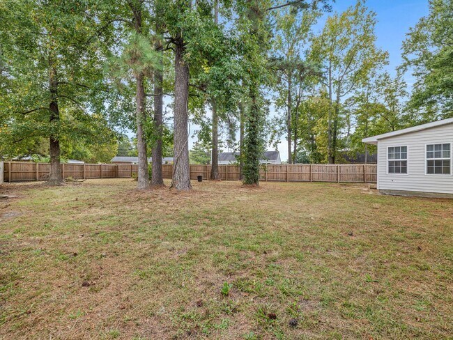 Building Photo - Charming 3 Bedroom Home!