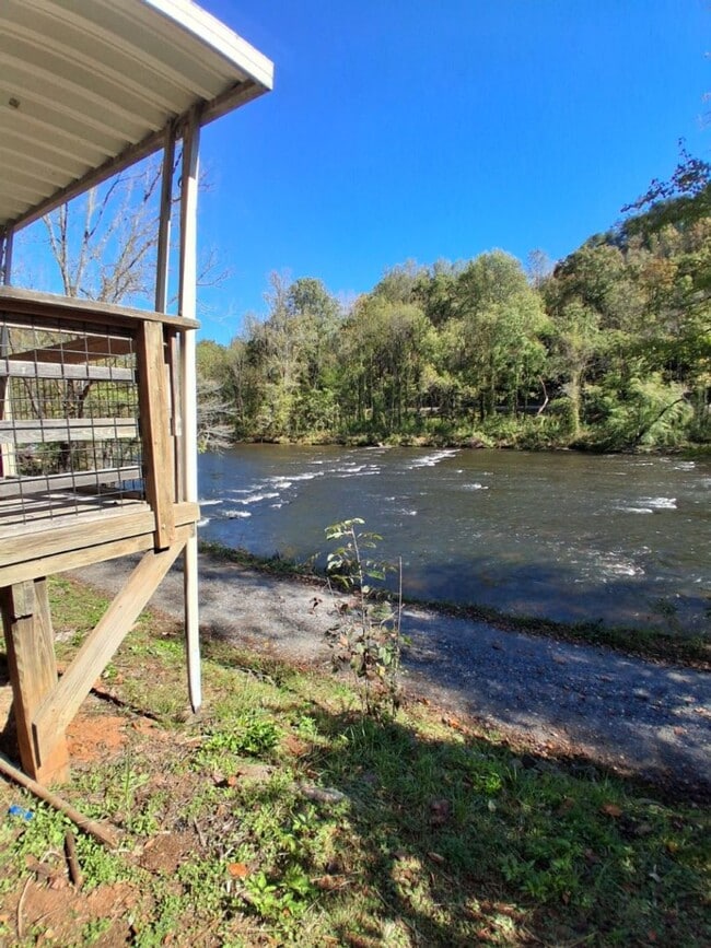 Building Photo - $1,800 - 2 Bedroom / 1 Bath Mobile Home Sitting on the Tuckasegee River