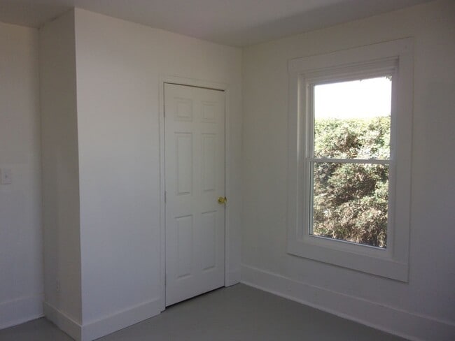 Building Photo - Fully Renovated Home close to I-77