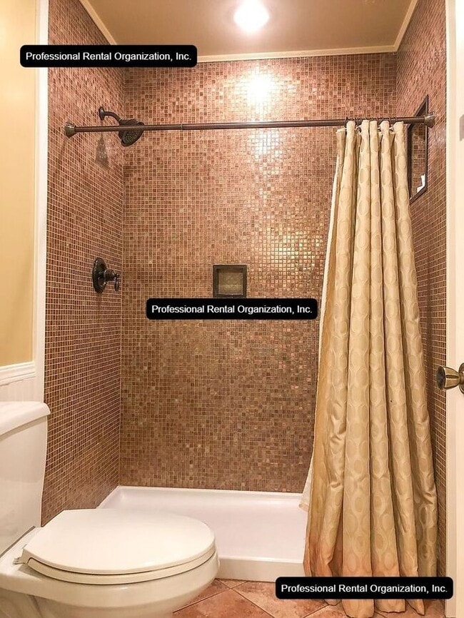 Building Photo - Upper Carriage house Flat with deck & expansive Vineyard and Sunset views