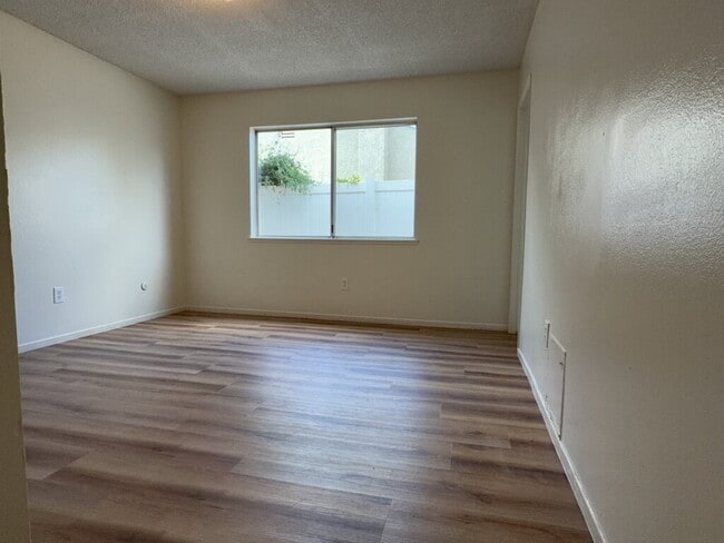 Building Photo - Charming 3-Bed Oasis with 2 Baths on Olymp...
