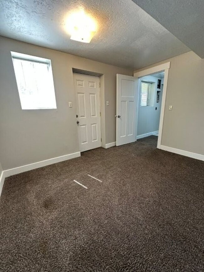 Building Photo - Light Up Your Summer – Get 3 Weeks Rent Fr...