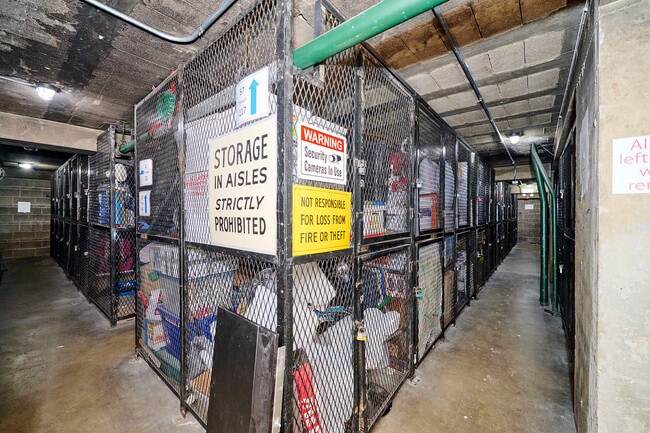 Building Photo - 6118 N Sheridan Rd