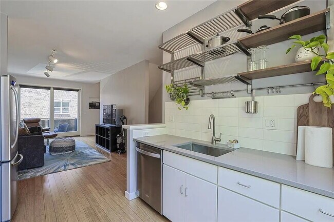 Building Photo - "Chic Canal Boat Ct Retreat: Spacious 1-Bedroom with Two Baths & Modern Amenities!"