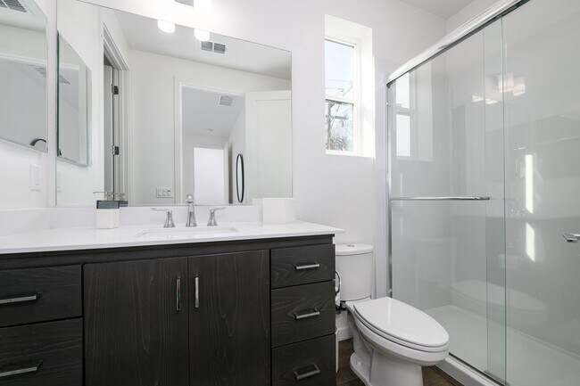 Building Photo - Fully Furnished & Move-In Ready in Midtown | Stylish & Modern Home for Rent