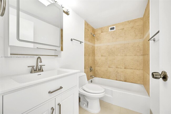 Building Photo - 801 Brickell Bay Dr