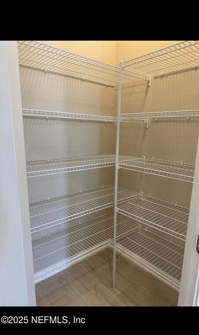 Building Photo - 213 Silver Myrtle Ct