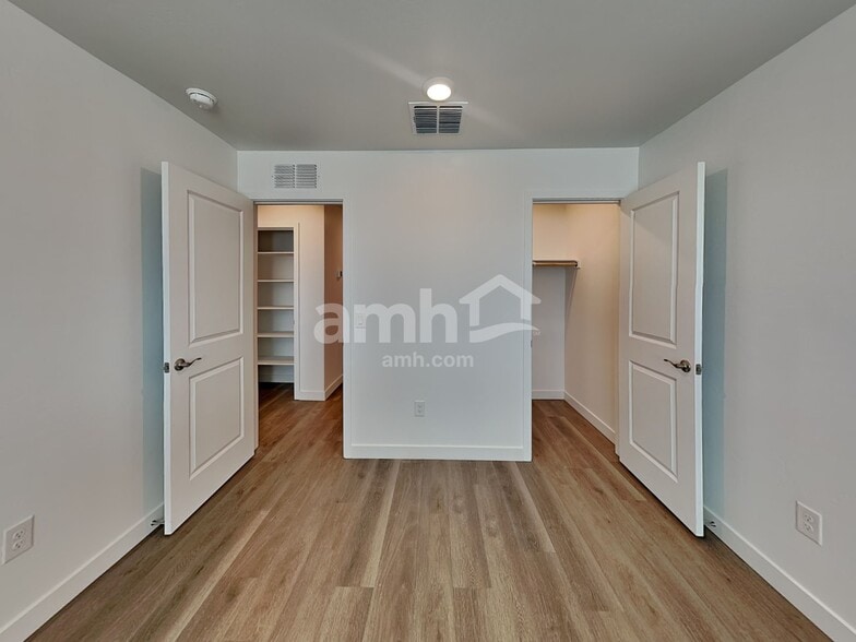 Building Photo - 6210 W Calle Lingo