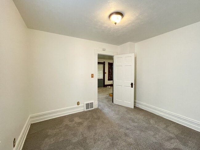 Building Photo - 1116 W Ofarrell St