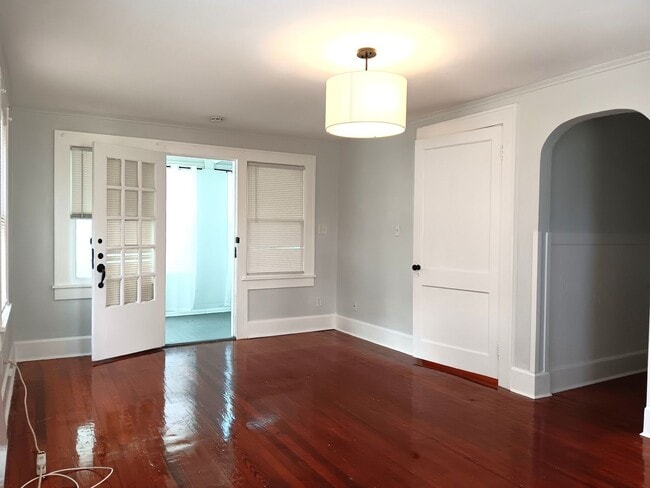 Building Photo - So darn cute - large studio close to downtown St Pete