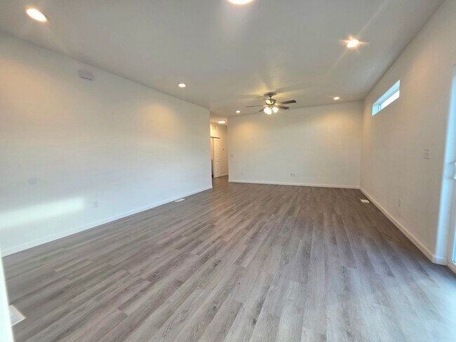 Building Photo - 710 E Hahns Peak Ave