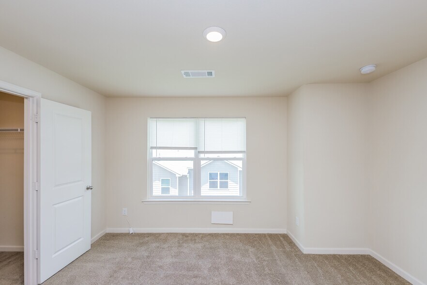 Building Photo - 304 Highwood Ln