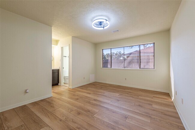 Building Photo - 462 Capehill Dr