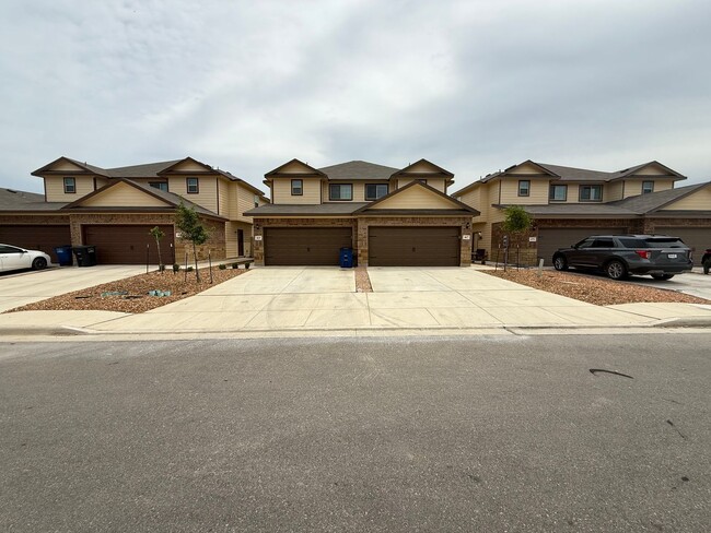 Building Photo - 3bd/2.5ba Two-Story Duplex in Prime Location