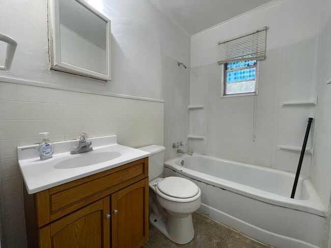Building Photo - Cozy City Cottage – 2-Bed, 1-Bath Retreat