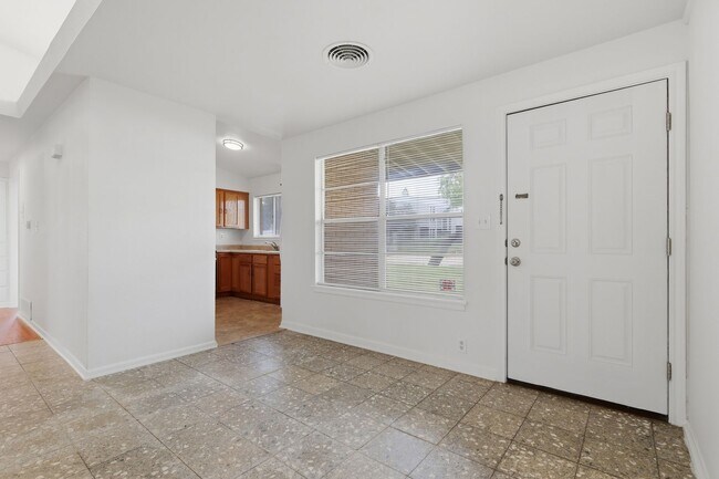 Building Photo - 803 Oblate Dr