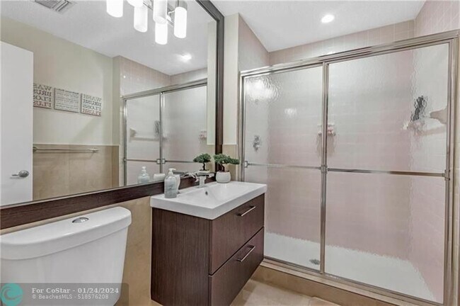 Building Photo - 812 E Cypress Ln