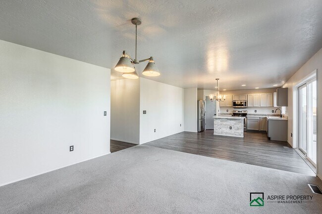 Building Photo - 4 Bed 2 Bath home for rent