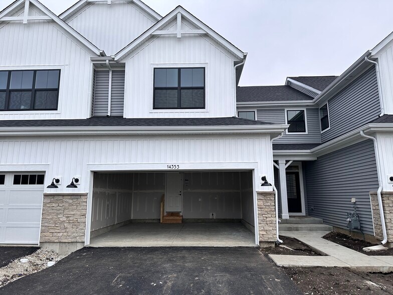 Building Photo - 14353 S Charlton Pl