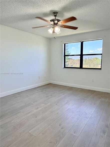 Building Photo - 281 W Park Dr