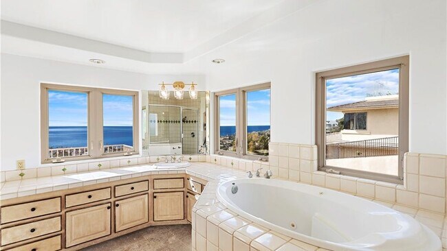 Building Photo - 1060 Skyline Dr