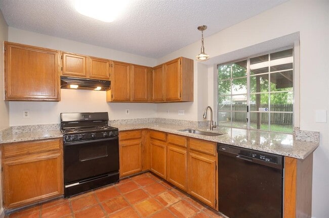Building Photo - 1004 Kavanagh Dr