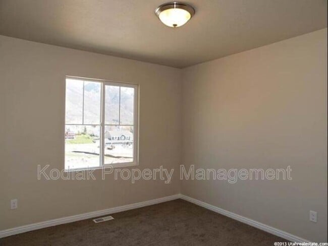 Building Photo - 3325 Redshoulder Dr