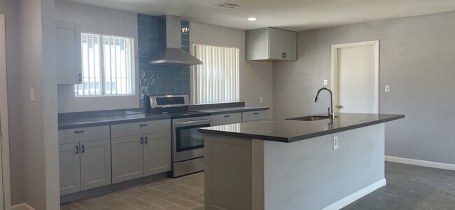Building Photo - 2024 N 81st Pl