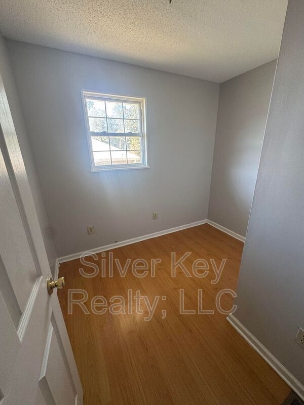 Building Photo - 702 Eastanallee Ave