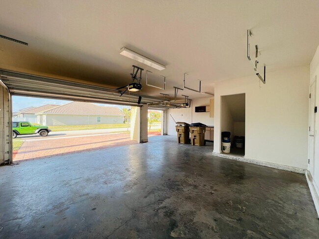 Building Photo - Luxury 5 Bedrooms 3 Bathrooms Single Family House For Rent