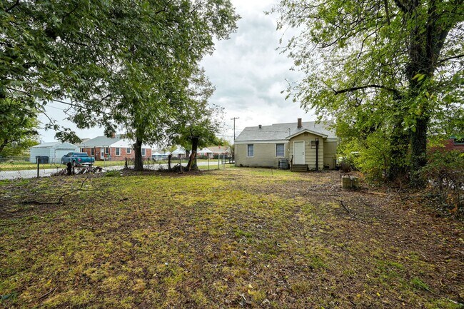 Building Photo - Cozy 2BD/1BTH Home Move In Ready Minutes f...